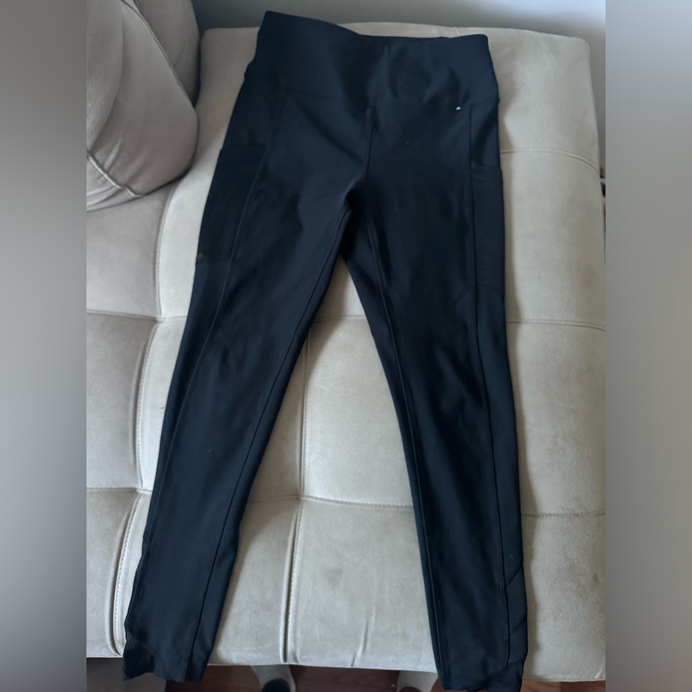 Mondetta black high rise leggings with two side mesh pockets